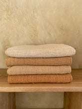 Lade das Bild in den Galerie-Viewer, MELESTINA Überwurf - Hellgoldener Weizen